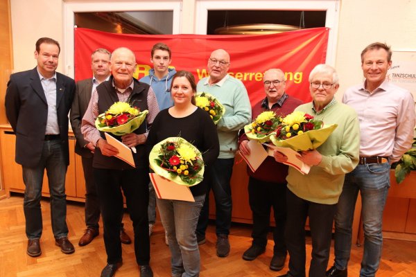 Olaf Zarges und Ingo Biermann (Erster und Zweiter von links) sowie Jochen Holwitt (rechts) gratulierten den langjährigen Mitgliedern (von links) Erich Schmitt, Mattis Wächter, Anna Fietz, Thomas Helmig, Reinhard Wollny und Werner Hübert. - © Knut Dinter