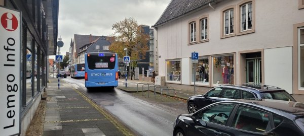 Am Rampendal vor den Abstellbügeln sollten Radboxen stehen. Dafür wäre ein Autostellplatz weggefallen. Dagegen protestierten Anwohner - und konnten überzeugen. - © Katrin Kantelberg