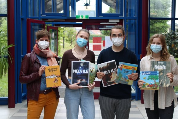 Französischlehrerin Kathrin Ebert (von links) mit der Gewinnergruppe um Annica Dreier, Semih Tufan Özer und Madleen-Cibelle Matthies. - © Philipp Kersten