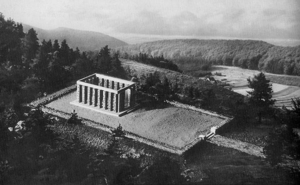Unglücksort Ehrenmal. Die Fotorarität zeigt das Ehrenmal nach seinem Bau im Jahre 1930. 15 Jahre später ging nur wenige Meter entfernt von der Gedenkstätte ein Jagdbomber der Alliierten in Flammen auf. - © Horst Biere