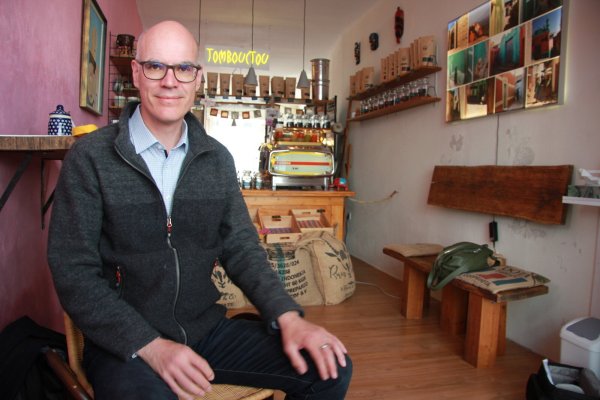 Dr. Burkhard Pohl in der Kaffeerösterein an der Papenstraße. Fairer und auch regionaler Handel ist ihm wichtig. - © Katrin Kantelberg