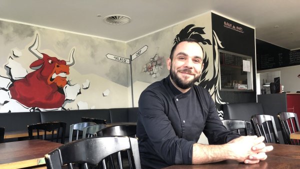 Luigi Gioia betreibt seit 2015 den Imbiss "Flamme an!" an der Glockenstraße in Lockhausen. - © Sven Kienscherf