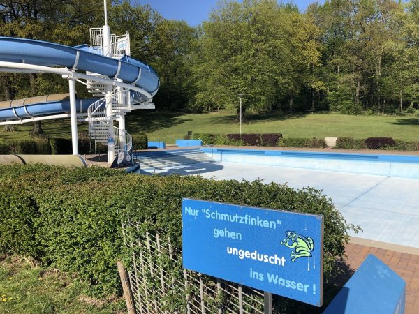 Das Waldbad in Bad Meinberg öffnet in der Regel im Juni. Noch ist kein Wasser im Becken, doch die vorbereitenden Arbeiten und Sanierungen gehen auch in der Coronavirus-Krise weiter. - © Silke Buhrmester