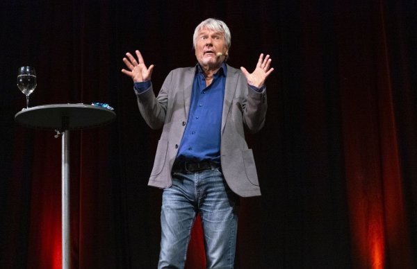 Jürgen Becker tritt im Kurtheater vor 300 Gästen auf und überzeugt mit seinem humoristischen Programm. - © Laurenz Tegethoff