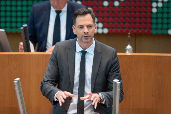 Marc Lürbke sitzt für die FDP im Landtag und soll nun auch Chef der OWL-FDP werden. - © imago/Sven Simon