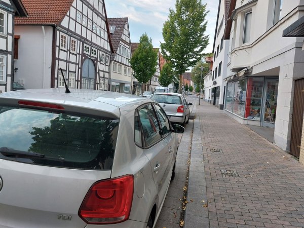 Die Parkbuchten vor den Geschäften in der Mittleren Straße sind in der Vergangenheit immer wieder von Dauerparkern belegt worden. Die neue Regelung, eine Parkerlaubnis für maximal 30 Minuten, zeigt bereits Erfolge. - © Archivfoto Michaela Weiße