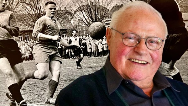 Der junge und der reife "Goethe": Friedhelm Götemann vor einer Spielszene von 1960 in Bielefeld-Sudbrack. - © Jörg Hagemann