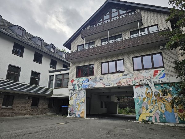 International, so wie auf dem Wandbild auf der Rückseite des Gebäudes, wird es im Heinrich-Hansen-Haus bald. Die Bezirksregierung geht davon aus, dass die Notunterkunft für Geflüchtete Anfang November in Betrieb geht. - © Astrid Sewing