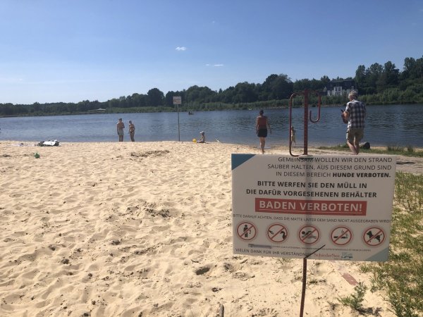 Baden ist im Schiedersee verboten, auch wenn der künstliche Sandstrand eigentlich dazu einlädt.  - © Silke Buhrmester