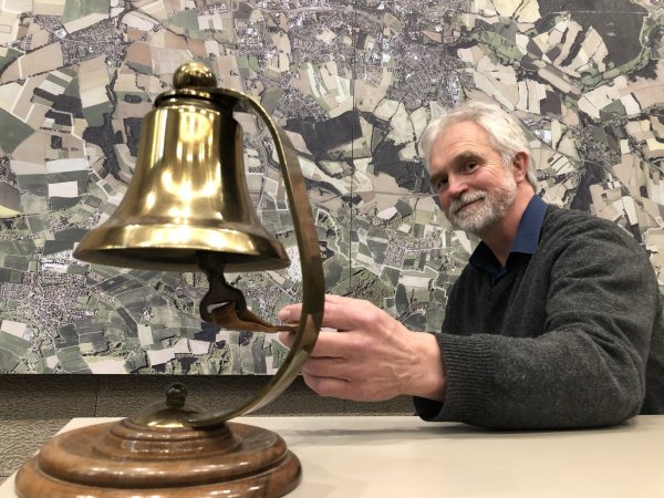 Karl-Heinz Mense, Leiter des Vorstandsstabs im Rathaus, verlässt die Stadt. Künftig will er mehr Zeit in seiner zweiten Heimat Schweden verbringen. Seine erste ist auf der Karte hinter ihm im Süden Lemgos zu sehen: die Laubke. - © Till Brand
