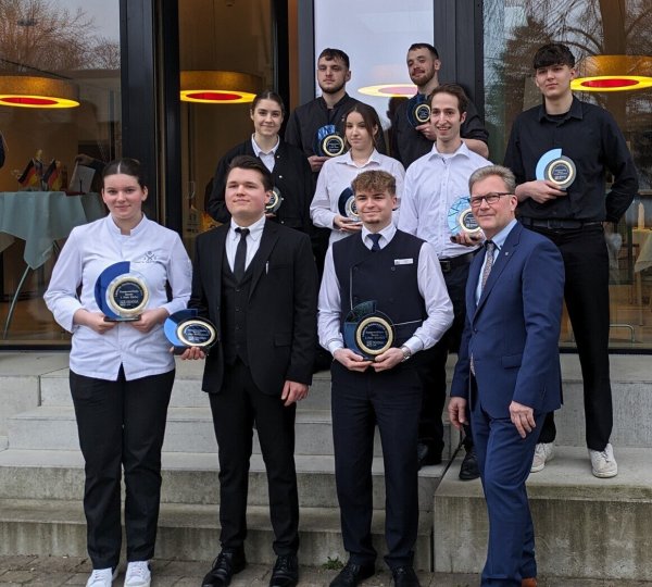 Die Siegerinnen und Sieger Vivien Steinmair, Maximilian Christoph und Marvin Ernst mit Dehoga-Lippe-Präsident Holger Lemke (vorne von links) sowie Kristina Havlitska, Alessia Gioia, Lorenz Risse (Mitte von links) und Jason Kröker, Emil Möller und Luc Kiefer (hinten von links). - © Dehoga Lippe