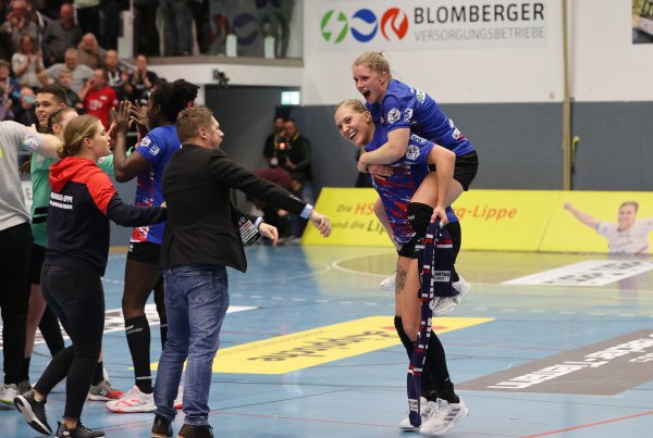 Die umjubelte Blomberger Spielerin Stefanie Kaiser nimmt ihre Kapitänin Laura Rüffieux Huckepack. - © Paul Cohen