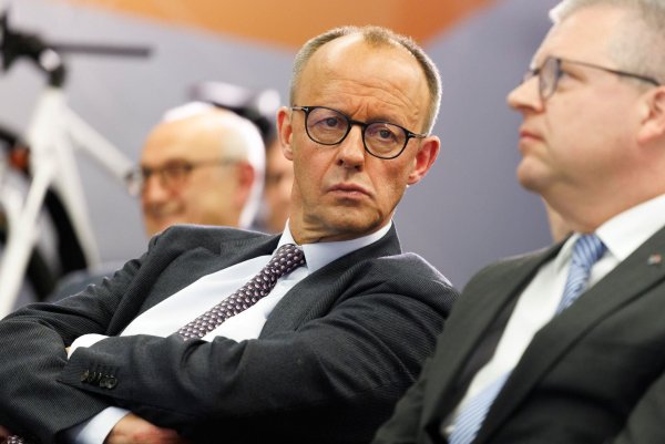 Friedrich Merz bei einem Wahlkampftermin in Sundern: Seine Pläne für das Heizungsgesetz fördern den Verkauf von Wärmepumpen. - © Christoph Reichwein/dpa
