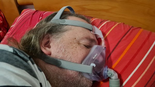 Unförmig und zunächst mal unbequem: Eine Apnoe-Maske kann trotzdem zu besserem Schlaf führen und die Lebensqualität erheblich verbessern. - © Marianne Schwarzer