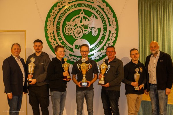 Siegerehrung mit Oberst Peter Begemann (von links), Lasse Lühr (Schlemperott), Robin Münch (Stuhlrott), Frank Ahrens (Immertreu), Winfried Masuhr (Stuhlrott), Matthias Kämper (Stuhlrott) und dem stellvertretenden Oberst Dirk Heistermann. - © Altes Blomberger Schützenbataillon