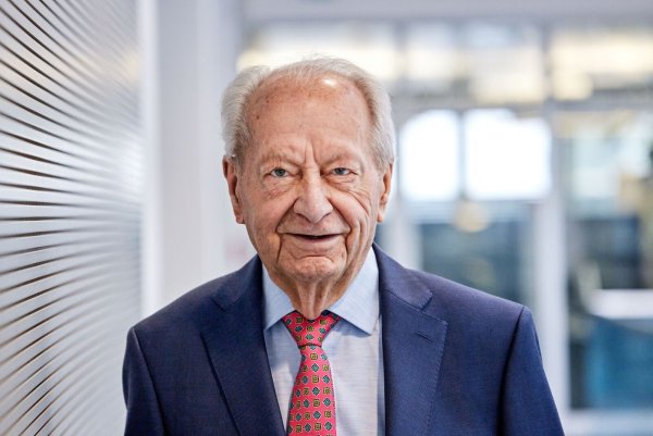 Nun hat Klaus Eisert die neun Jahrzehnte erreicht. Dieses Foto ist im vergangenen Jahr im Rahmen der vielen Feierlichkeiten zum 100-jährigen Bestehen von Phoenix Contact entstanden. - © Phoenix Contact