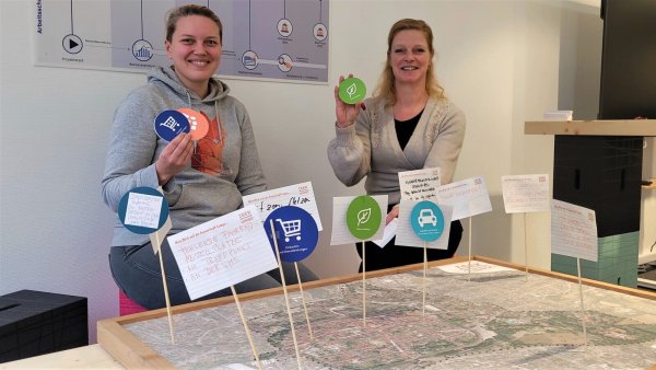 Elsa Eichholz (links) und Berit Weber vom Planungsamt der Stadt hoffen, mit Hilfe der Bürger weitere Zeichen für Lemgo zu setzen. - © Katrin Kantelberg