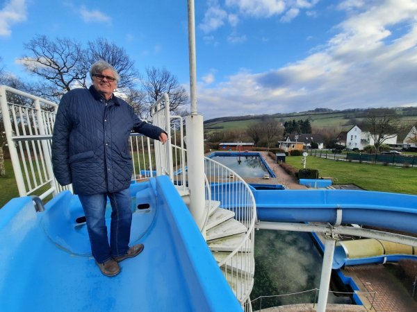 Sie ist neun Meter hoch und 69 Meter lang - die Wasserrutsche im Bad Meinberger Waldbad. In diesem Jahr erhält sie eine Generalüberholung, um der Kontrolle des TÜV standhalten zu können, wie Peter Radszuweit, Vorsitzender des Fördervereins berichtet. - © Michaela Weiße(LZ)