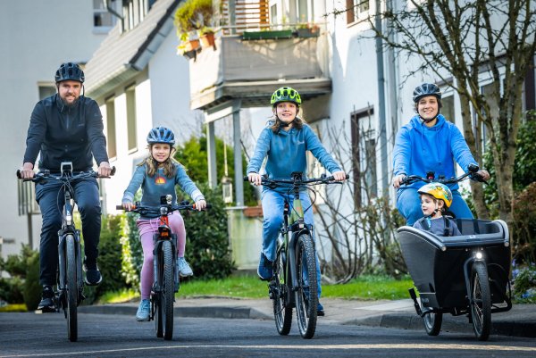 Machen ordentlich Kilometer in der Woche: Nils, Pia, Lea, Ole und Miriam Remke (von links) aus Bielefeld leben ohne eigenen Pkw. - © Sarah Jonek