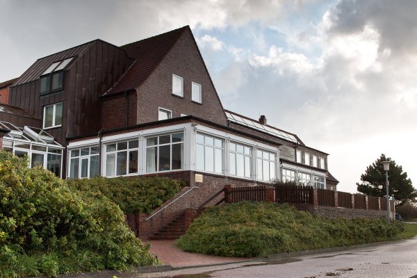 Das frühere Inselhaus "Vielfalt" auf Juist: Die Lippische Landeskirche könnte dort mehr als 20 Wohnungen einbauen und vemieten. - © Eben-Ezer