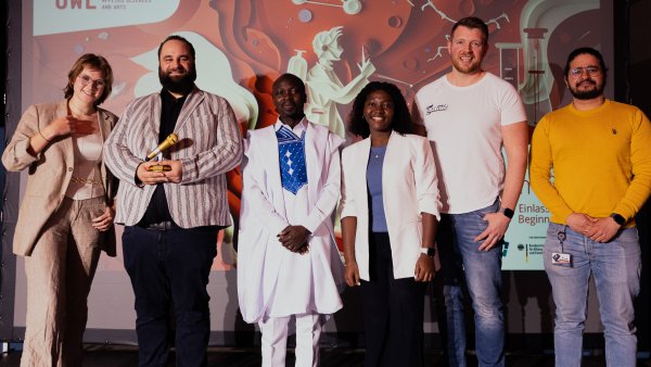 Teilnehmer beim Slam waren (von links) Meike Clausen, Conrad Dreyer, Emmanuel Huno, Ruby Appiah, Thomas Schellenberg und Abhijeet Shrotri. - © Jan Lukas Fründ