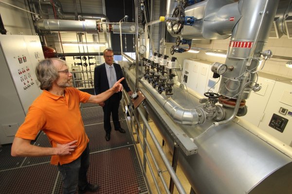 Matthias Rabe, Fachbereichsleiter Eigenerzeugung am Standort für das Heizkraftwerk Mitte (links), und Stadtwerke-Geschäftsführer Arnd Oberscheven neben dem Elektrokessel am Bruchweg. - © Jens Rademacher