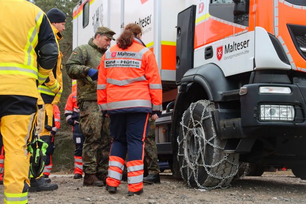 Vor der Fahrt ins Gelände werden um die Reifen Schneeketten angebracht. Bei der Bundeswehr werden diese „Gleitschutzketten“ genannt. Nicht nur bei winterlicher Witterung sind diese von Nutzen, im matschigen Gelände geben sie Extra-Grip. (Bundeswehr/Celine Liebner) - © Bundeswehr/Celine Liebner