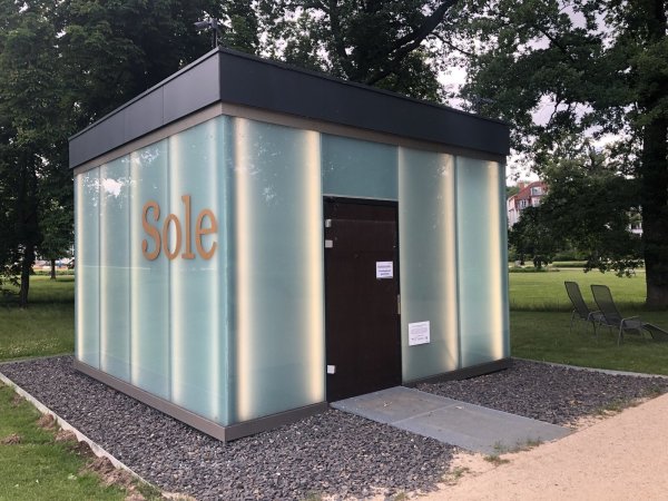 Der Sole-Pavillon gegenüber der Wandelhalle im Kurpark ist vorübergehend geschlossen. Foto: Alexandra Schaller - © Schaller