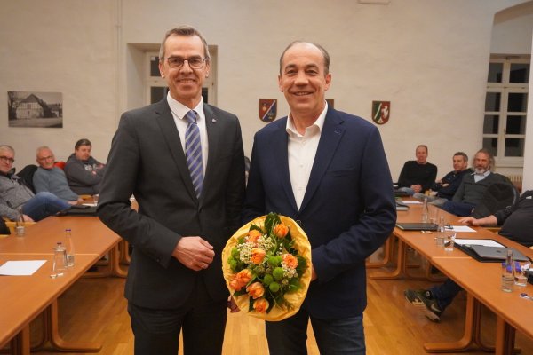 Bürgermeister Jörg Bierwirth (links) gratuliert Rolf Stanislawski, der zum dritten stellvertretenden Bürgermeister gewählt wurde. - © Michaela Weiße