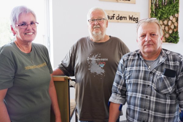 Christiane und Gregor von Oepen und Uwe Krüger (rechts) von der Extertaler Ahrtal-Hilfe berichten im Gemeindehaus Hohenhausen von ihren Erlebnissen. - © Lorraine Brinkmann