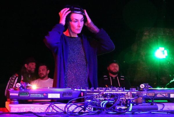 Aus Berlin ins Extertal: Marusha legte um Mitternacht ein Drum&Bass-Set auf. Die Ikone unter den weiblichen DJs hatte ihren Durchbruch Mitte der 90er Jahre. - © Axel Bürger