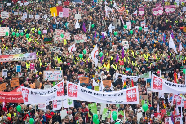 Tausende hatten in Düsseldorf gegen die Kürzungen demonstriert. Auch aus OWL waren viele Menschen dabei. - © IMAGO/NurPhoto