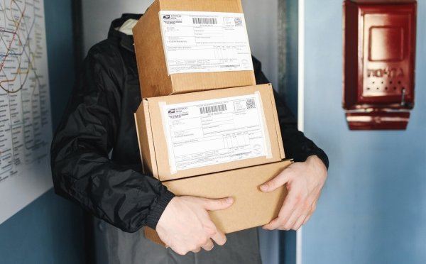 Als der Paketzusteller die Läden aufsuchte, schlug der unbekannte Täter mit der Brille zu. - © Symbolbild: Pixabay