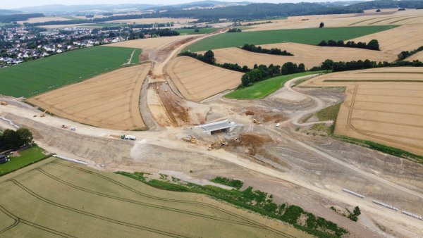 Das Luftbild zeigt die Ausmaße der Baustelle im Osten von Barntrup. - © Bockermann Fritze IngenieurConsult