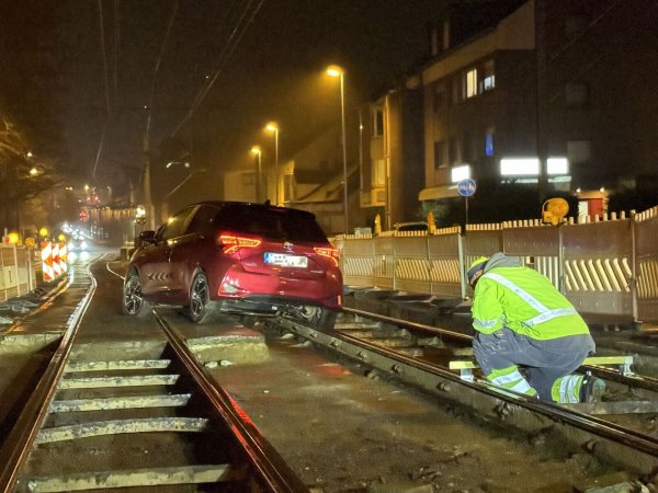 Das Fahrzeug blockierte den Stadtbahnverkehr auf der Linie 3. - © Paul Brinkmann