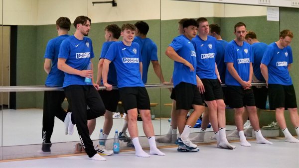Warten auf ihren Einsatz: Ralfs Geislers (von links), Jarnes Faust, Thomas Houtepen, Niels Versteijnen, Bobby Schagen und Nicolai Theilinger. - © Jörg Hagemann