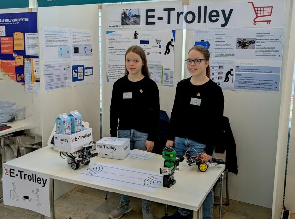 Fiona und Jara Kampe (beide 14, von links) sind Gewinnerinnen des Bundessonderpreis "Innovationen für Menschen mit Behinderungen". - © Daniel Kampe