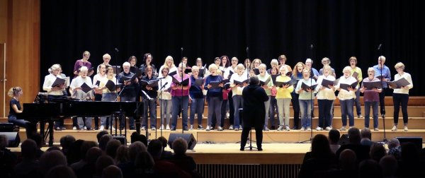 Die „Singwerkstatt“ unter der Leitung von Catherine Jolles. - © Musikschule Bad Salzuflen