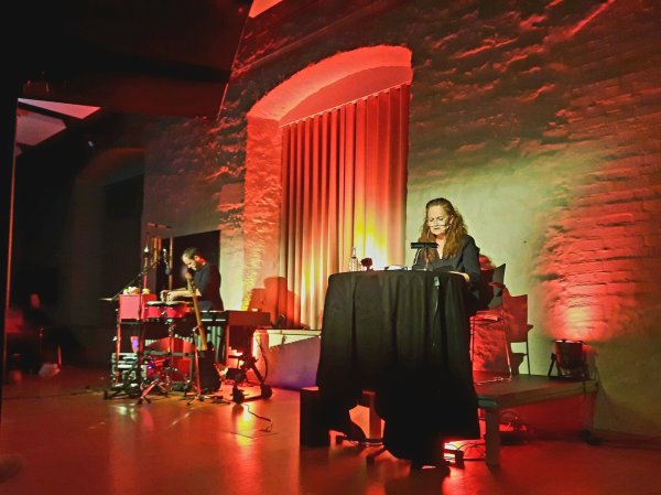 Schauspielerin Anja Topf und Perkussionist
Stefan Weinzierl zogen die Zuschauer bei der Lesung im Schloss Brake in ihren Bann. - © Madeleine Biermann