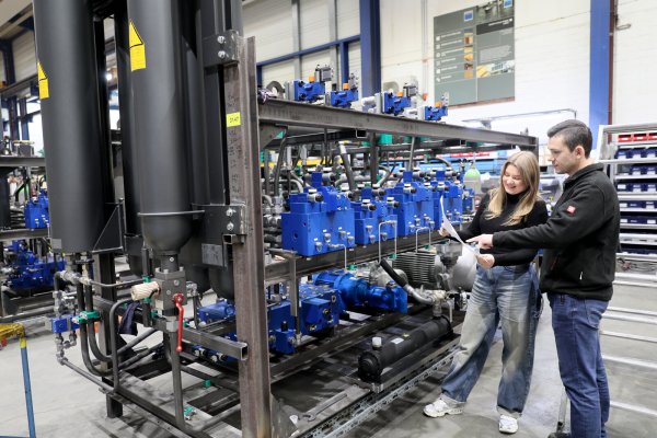 Antonia Garben hat frisch ihre Ausbildung bestanden. Hier bespricht sie in einer fürs Foto gestellten Situation Einzelheiten einer Maschine mit Richard Schubert, dem Meister der Elektrowerkstatt,. - © Frank-Michael Kiel-Steinkamp