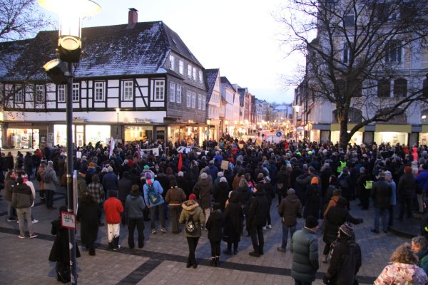 Mehrere hundert Zuhörer kommen trotz eisiger Kälte auf den Marktplatz zur Kundgebung des "Antifaschistischen Arbeitskreises Detmold". - © Cordula Gröne