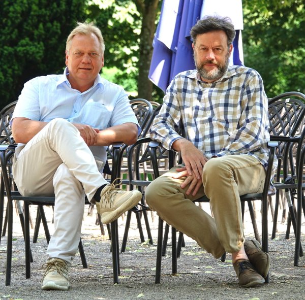 Gedanken über das Programm machen sich vor allem Geschäftsführer und Kurdirektor Thorsten Brandt (links) sowie Hans Müller-Hisje als Berater rund ums Kulturmanagement der Badestadt. - © Axel Bürger