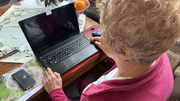 Hannelore Schmidt möchte vor Betrug warnen. Mittlerweile hat sie die Kamera ihres Laptops abgeklebt, um zu verhindern, dass Kriminelle darauf zugreifen können. - © Sven Kienscherf