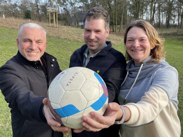 Ümit Agbaba vom SC Hicret Bielefeld (v. l.) kooperiert mit Dennis Vogel und Stefanie Wirtz von der Adipositashilfe Deutschland für die erste Fußballmannschaft für Übergewichtige in OWL. - © Carolin Nieder-Entgelmeier