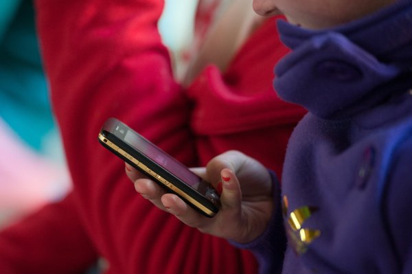 Kinder wissen häufig nicht, dass sie sich strafbar machen, wenn sie Missbrauchsdarstellungen auf ihrem Handy speichern oder weiter verschicken. - © Armin Weigel/dpa