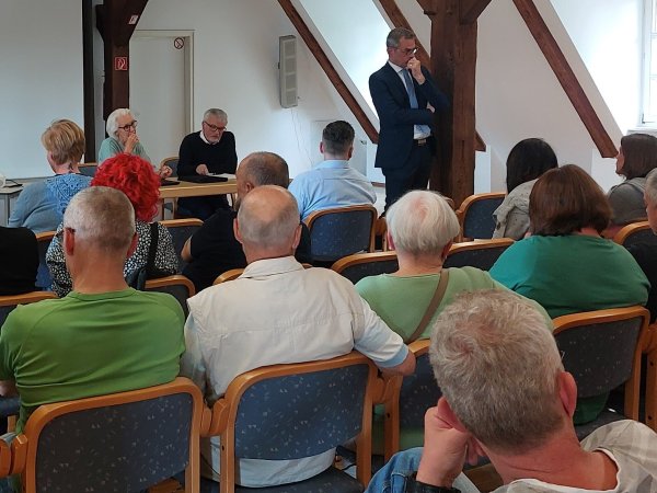 Bürgermeister Jörg Bierwirth tauscht sich mit den Anwohnern aus Brakelsiek aus. Friedrich Dreier und Helga Siemers haben den Abend moderiert. - © Michaela Weiße