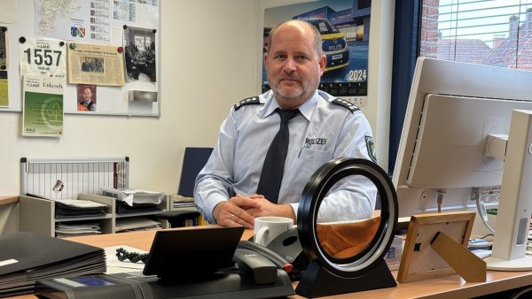 Marc Krumsiek leitet seit 2022 die Polizeiwache an der Schülerstraße. - © Sven Kienscherf