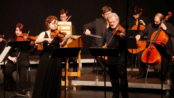 Beeindruckendes Zusammenspiel. Ines Marques und Daniel Stabrawa harmonieren brilliant als Solisten der Konzerte für zwei Violinen von Vivaldi und Bach. - © Thomas Krügler