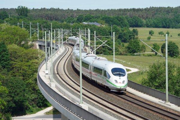 Eine solche zweigleisige Hochgeschwindigkeitsstrecke für bis zu Tempo 300 (im Bild ein ICE 3) plant die Deutsche Bahn auch zwischen Bielefeld und Hannover. - © Deutsche Bahn AG / Volker Emersleben