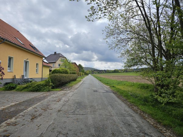 Schmal und schnurgerade ist der Dienstweg in Hörste. Anwohner haben einen Bürgerantrag gestellt, weil es in dem Bereich viele Verkehrsteilnehmer geben soll, die sich nicht an Tempo 30 halten. Die Stadt hat deshalb eine Verkehrsmessung durchgeführt. - © Astrid Sewing
